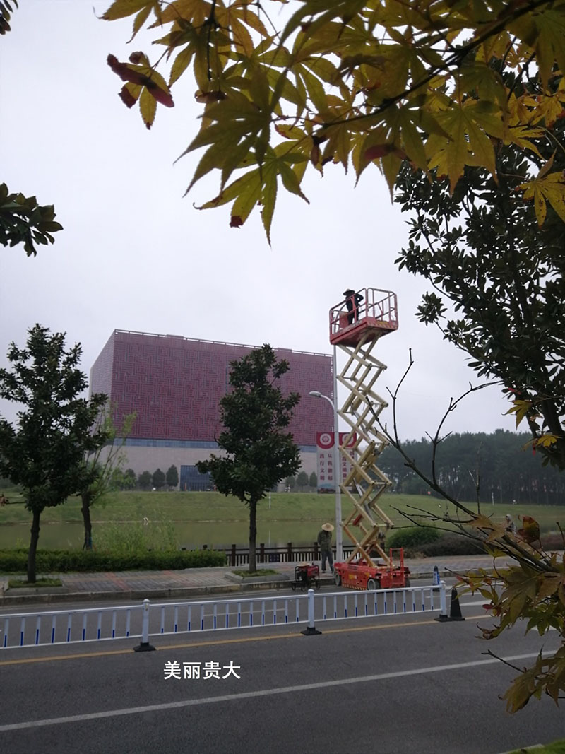 貴州某高校為本校區(qū)內(nèi)600多盞路燈更換LED燈頭及加裝太陽能LORA調(diào)光控制模塊，達(dá)到了節(jié)能和智能控制的目的。(圖2)