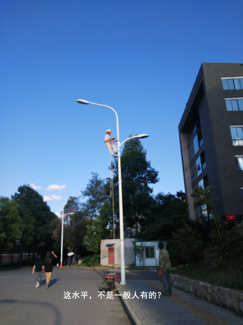 貴州某高校為本校區(qū)內(nèi)600多盞路燈更換LED燈頭及加裝太陽能LORA調(diào)光控制模塊，達(dá)到了節(jié)能和智能控制的目的。(圖8)