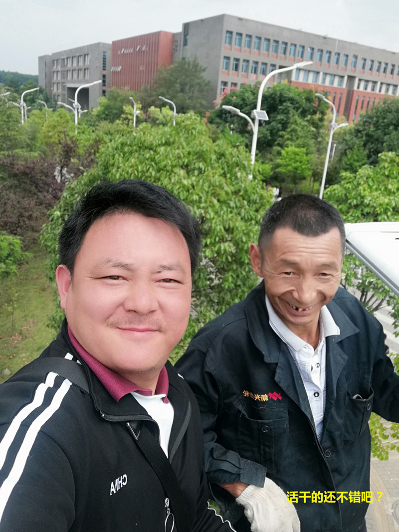 貴州某高校為本校區(qū)內(nèi)600多盞路燈更換LED燈頭及加裝太陽能LORA調(diào)光控制模塊，達(dá)到了節(jié)能和智能控制的目的。(圖10)
